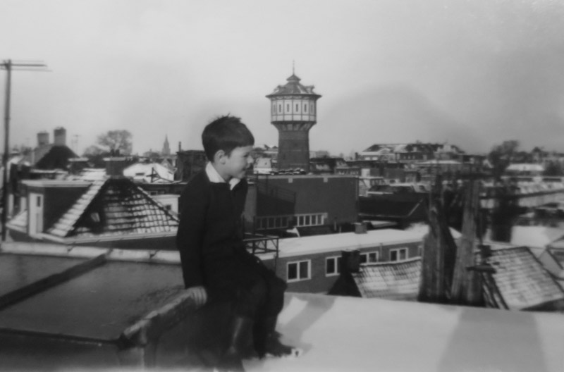 Jongetje Fokma op het dak met watertoren op de achtergrond.