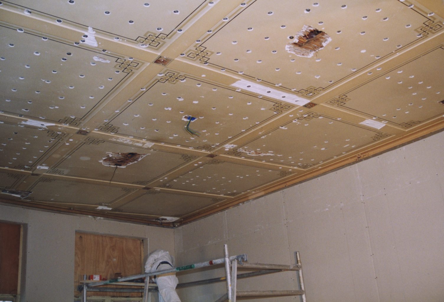 Het plafond na verwijdering verlaagd plafond