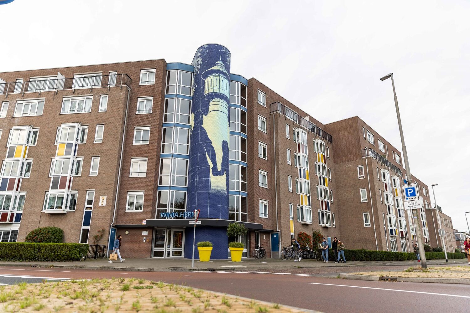 Elkien laat Watertoren schilderen op gevel 'Winia Herne'